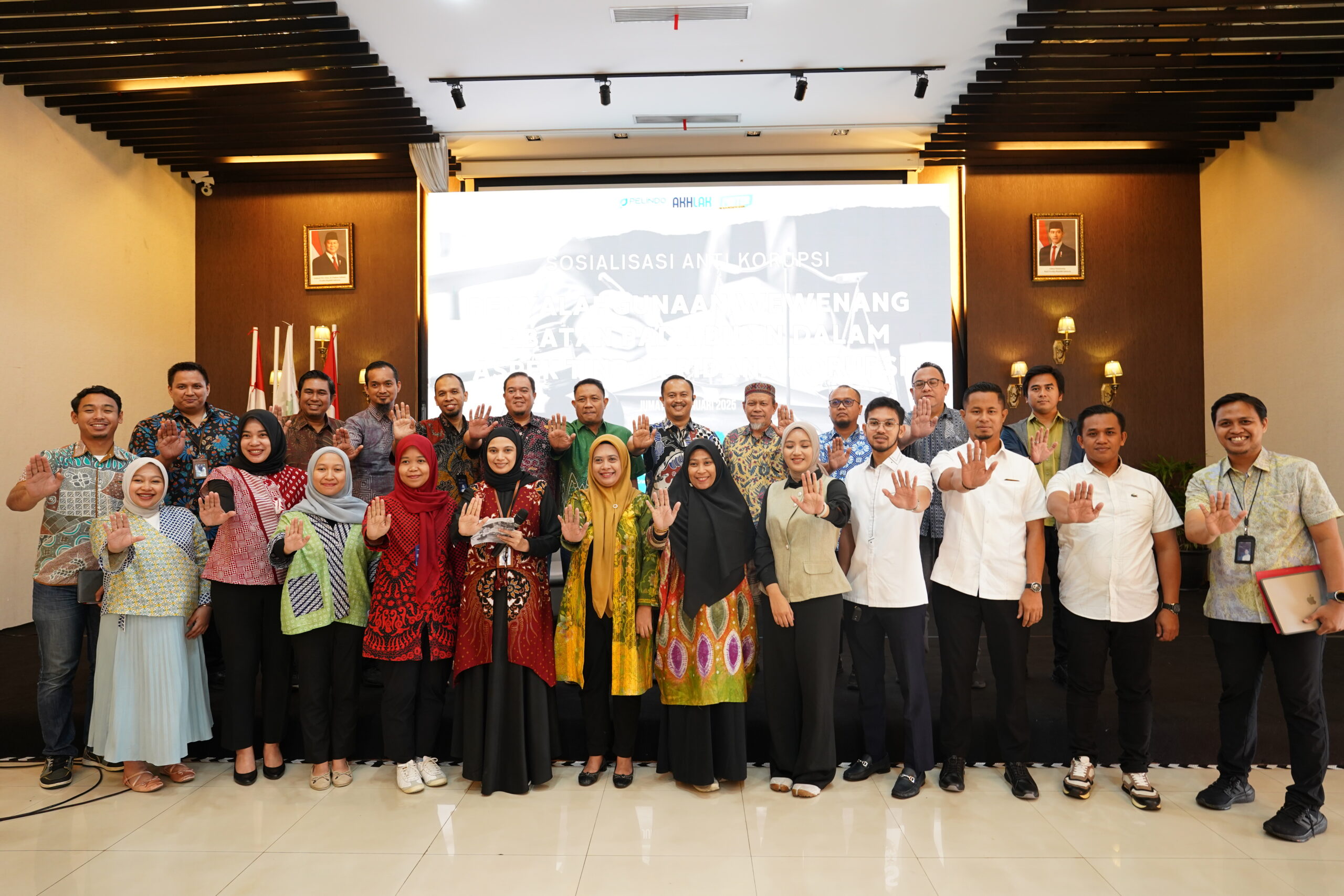 Foto Bersama dengan Pose Anti Tipikor