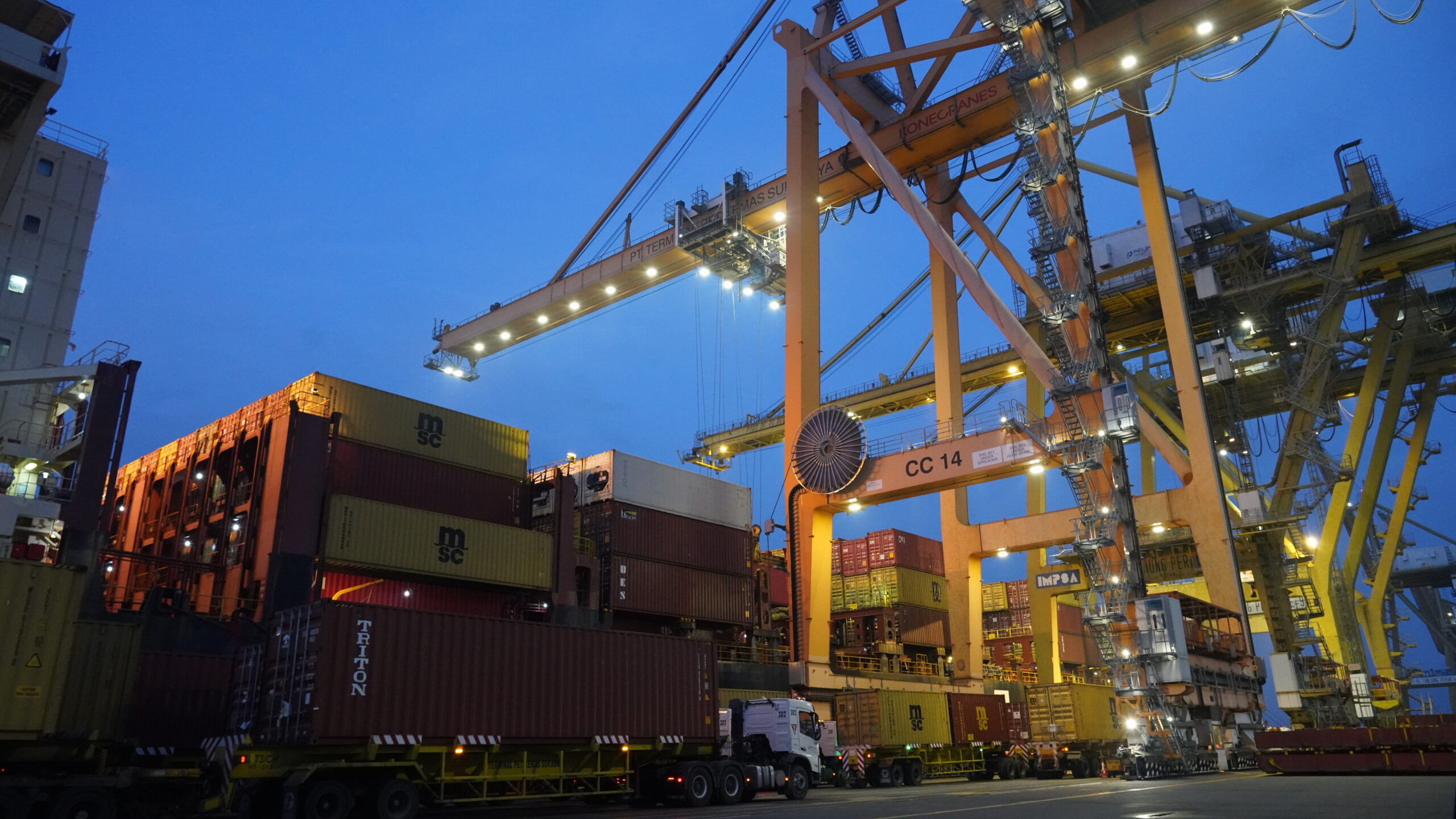 Kegiatan bongkar muat di dermaga internasional TPS