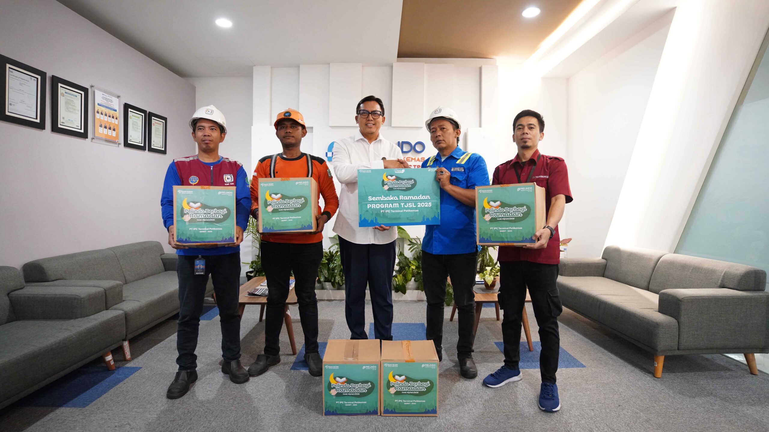 Direktur Keuangan, SDM & Manajemen Risiko menyerahkan bantuan secara simbolis kepada petugas kebersihan dan TKBM Pelabuhan Tanjung Priok