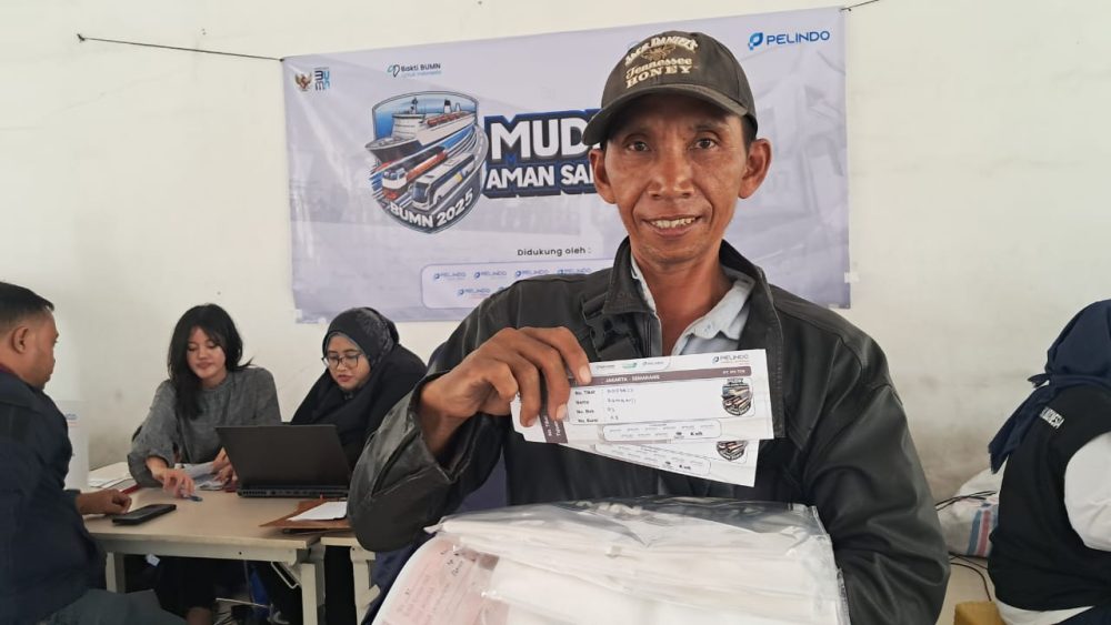 Seorang warga sekitar Pelabuhan Tanjung Priok mendapatkan Tiket Mudik Bersama IPC TPK