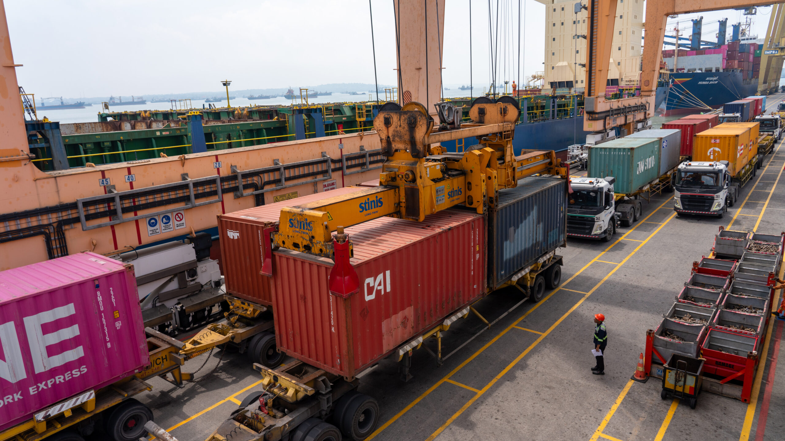 Kegiatan bongkar muat di Dermaga Internasional TPS-1