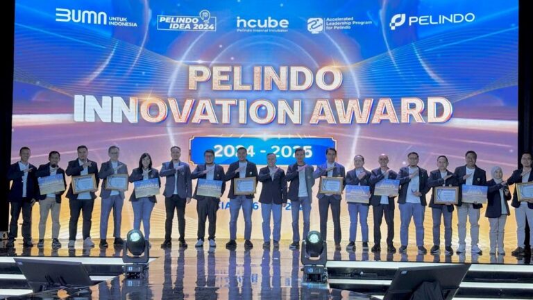 Senior Vice President Perencanaan dan Persediaan TPS, Arif Rohman Hakim (nomor dua dari kiri) menerima penghargaan Third Runner Up ALPI di Pelindo Innovation Award 2024-2025