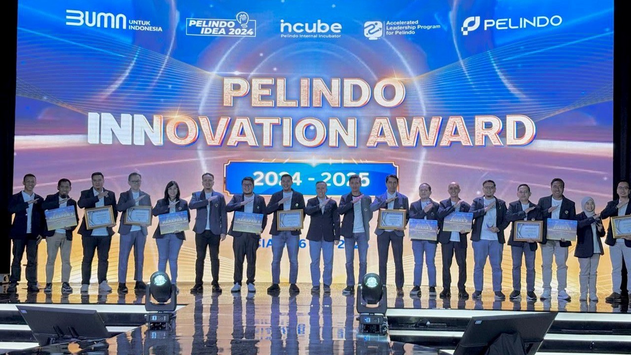 Senior Vice President Perencanaan dan Persediaan TPS, Arif Rohman Hakim (nomor dua dari kiri) menerima penghargaan Third Runner Up ALPI di Pelindo Innovation Award 2024-2025