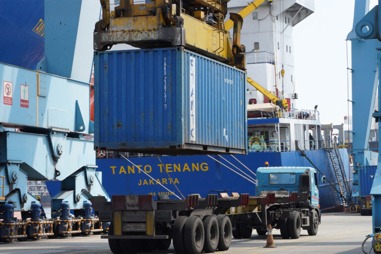 Ilustrasi Proses Bongkaran Kapal di terminal IPC TPK Area Tanjung Priok 1