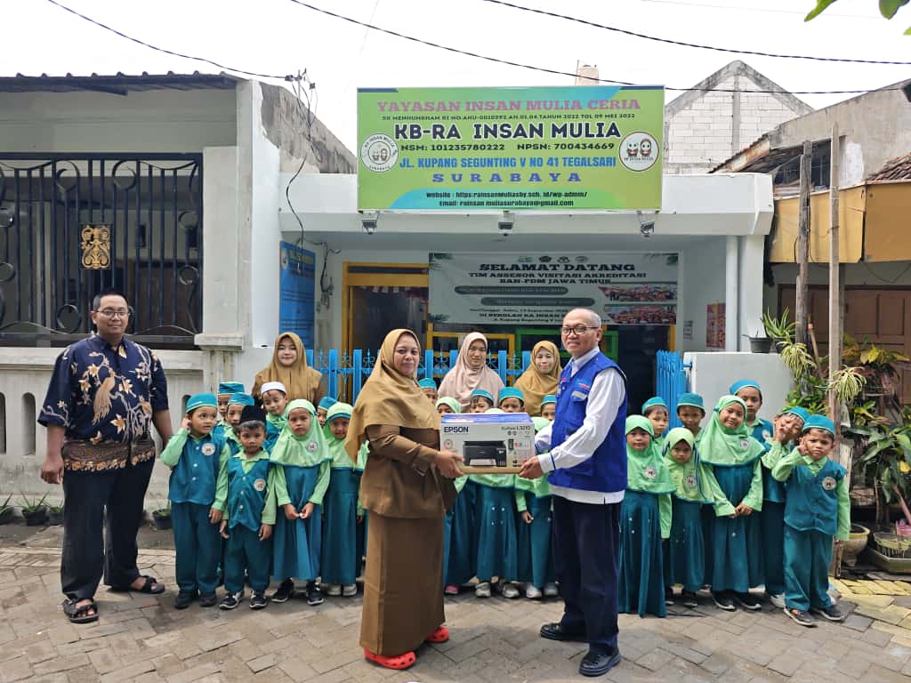 Penyerahan-secara-simbolis-komputer-dan-printer-dari-Direktur-Operasi-TPS-Noor-Budiwan-kepada-Ketua-Yayasan-Insan-Mulia.JPE