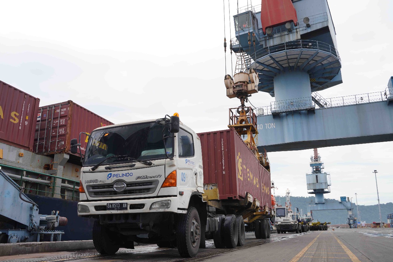Ilustrasi-Bongkar-Muat-di-Dermana-Terminal-IPC-TPK-Area-Teluk-Bayur.jpg