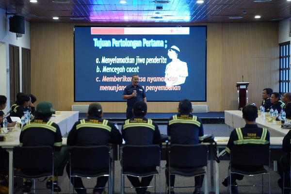 Sarjono-Kasie-Diklat-PMI-Jakarta-Utara-memberikan-paparan-materi-First-Aid-Training-kepada-TKBM-Pelabuhan-Tanjung-Priok.jpg