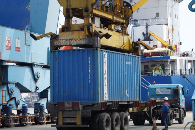 Ilustrasi-kegiatan-bongkar-muat-di-Area-Tanjung-Priok-1.jpeg