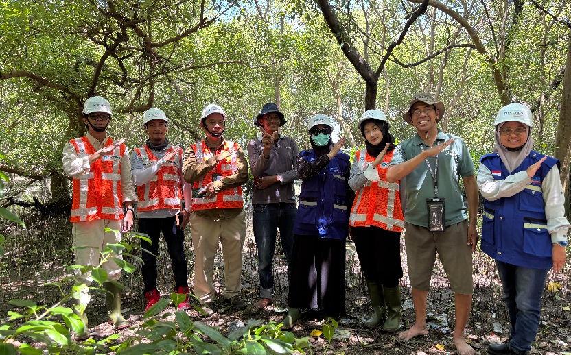 Foto-bersama-Tim-TJSL-dan-HSSE-TPS-bersama-Ketua-Kelompok-Petani-Mangrove-Shodiq-Machfudz-di-area-mangrove-TPS-pada-Kamis-9-4.jpeg