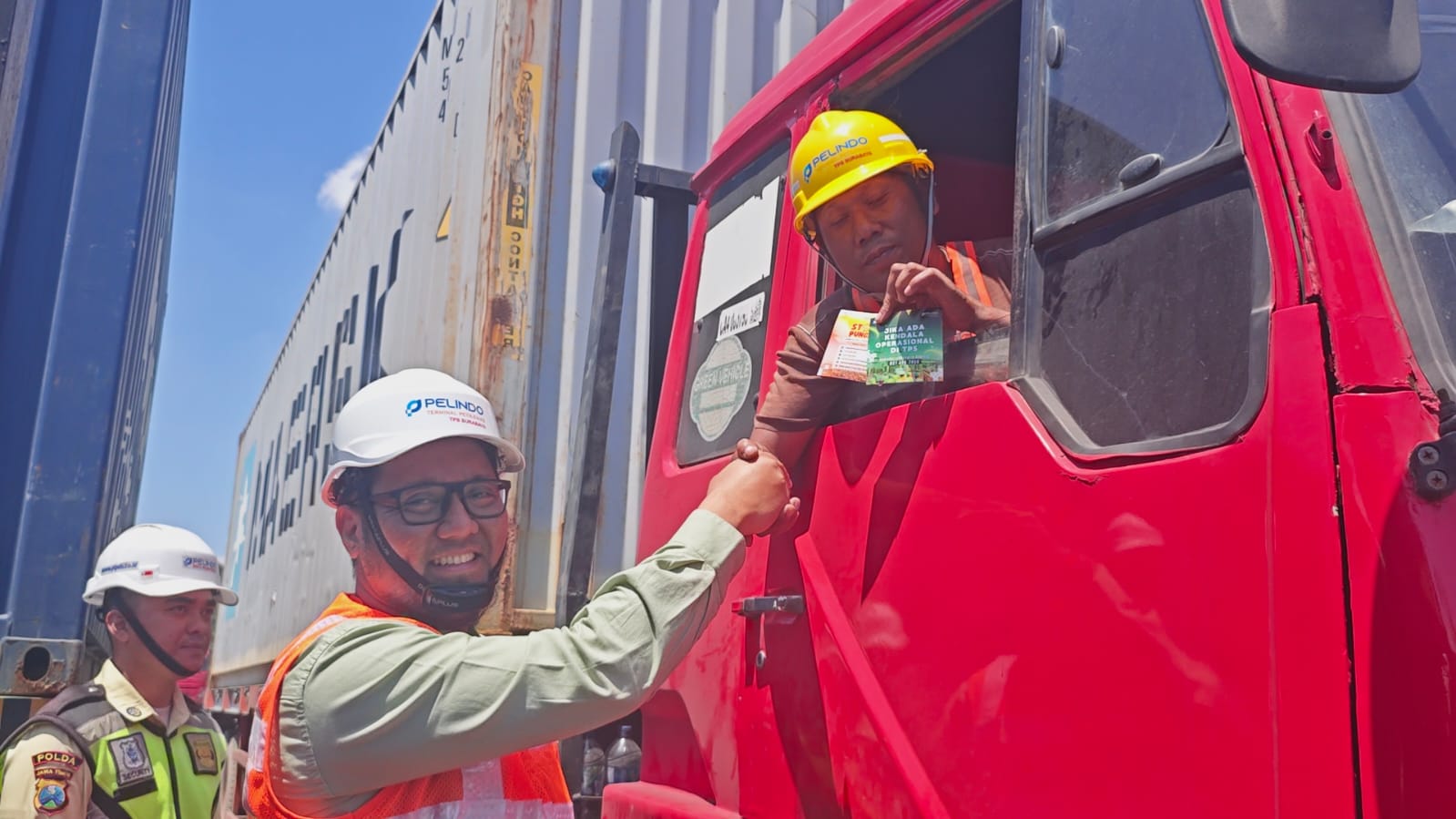 VP-Kepatuhan-TPS-Adhi-Kresna-Novianto-menyampaikan-sosialisasi-SMAP-kepada-pengemudi-truk-eksternal-pada-Kamis-2-4-di-area-parkir-ekspor-PT-Terminal-Petikemas-Surabaya.jpeg