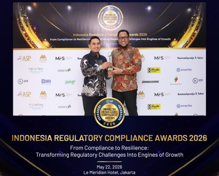 Adhi-Kresna-Novianto-Manager-Komunikasi-Korporat-dan-Hukum-TPS-sebelah-kanan-bersama-Prasetia-Wibawa-menerima-penghargaan-Hukumonline-IRCA-2026.jpeg