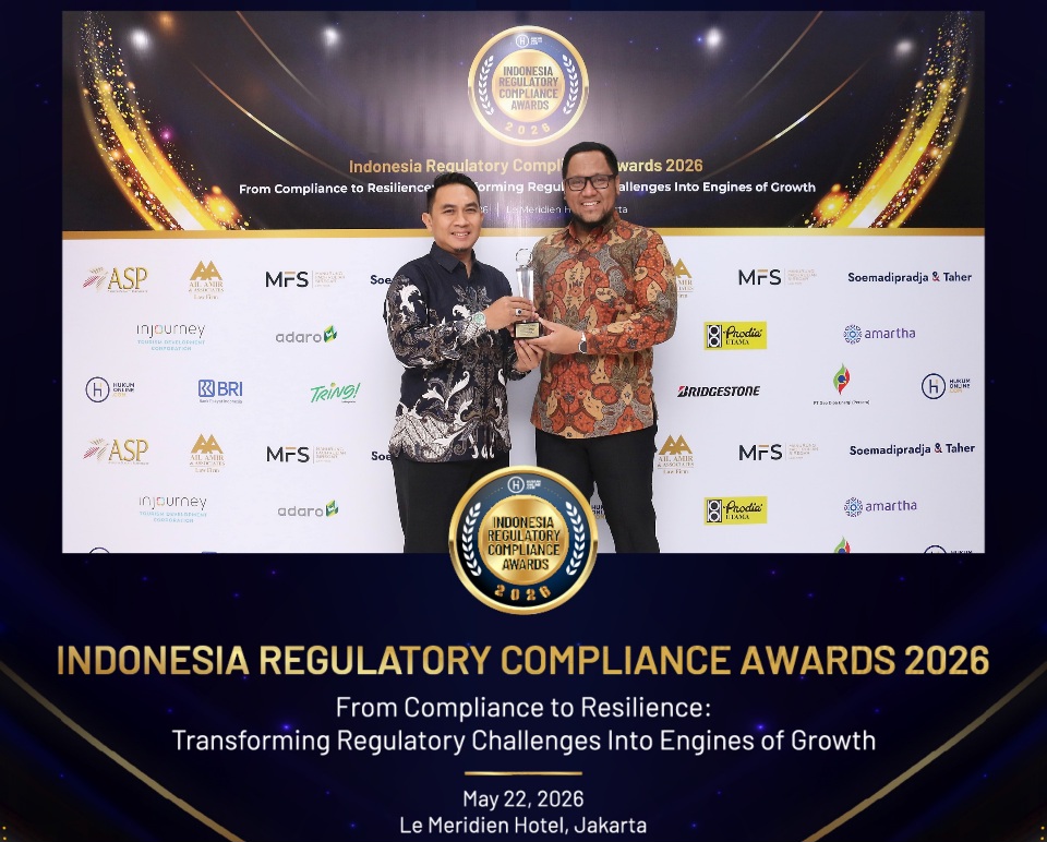 Adhi-Kresna-Novianto-Manager-Komunikasi-Korporat-dan-Hukum-TPS-sebelah-kanan-bersama-Prasetia-Wibawa-menerima-penghargaan-Hukumonline-IRCA-2026.jpeg