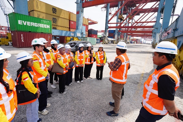 Kunjungan-dilanjutkan-ke-Terminal-Operasi-3-IPC-TPK.jpg