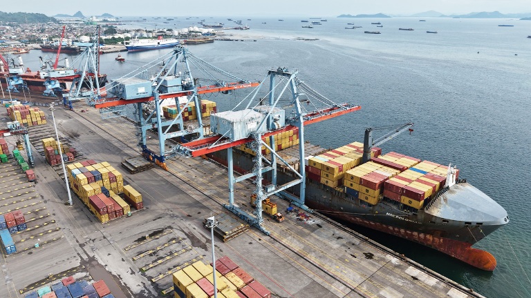MV-MSC-Polonia-III-sandar-di-dermaga-IPC-TPK-Panjang.jpg