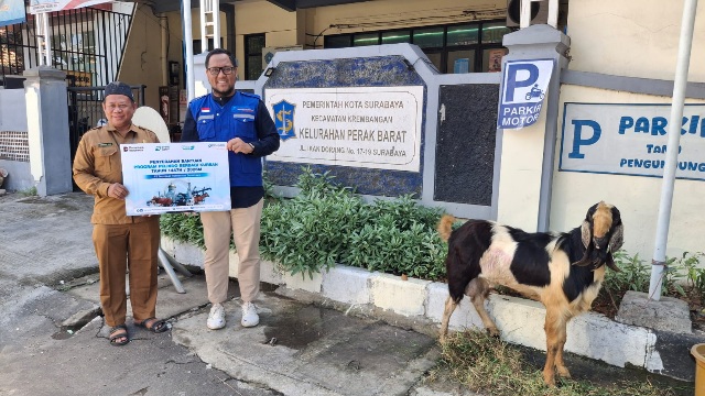 Penyerahan-secara-simbolis-bantuan-qurban-kepada-Kelurahan-Perak-Barat-Surabaya.jpeg