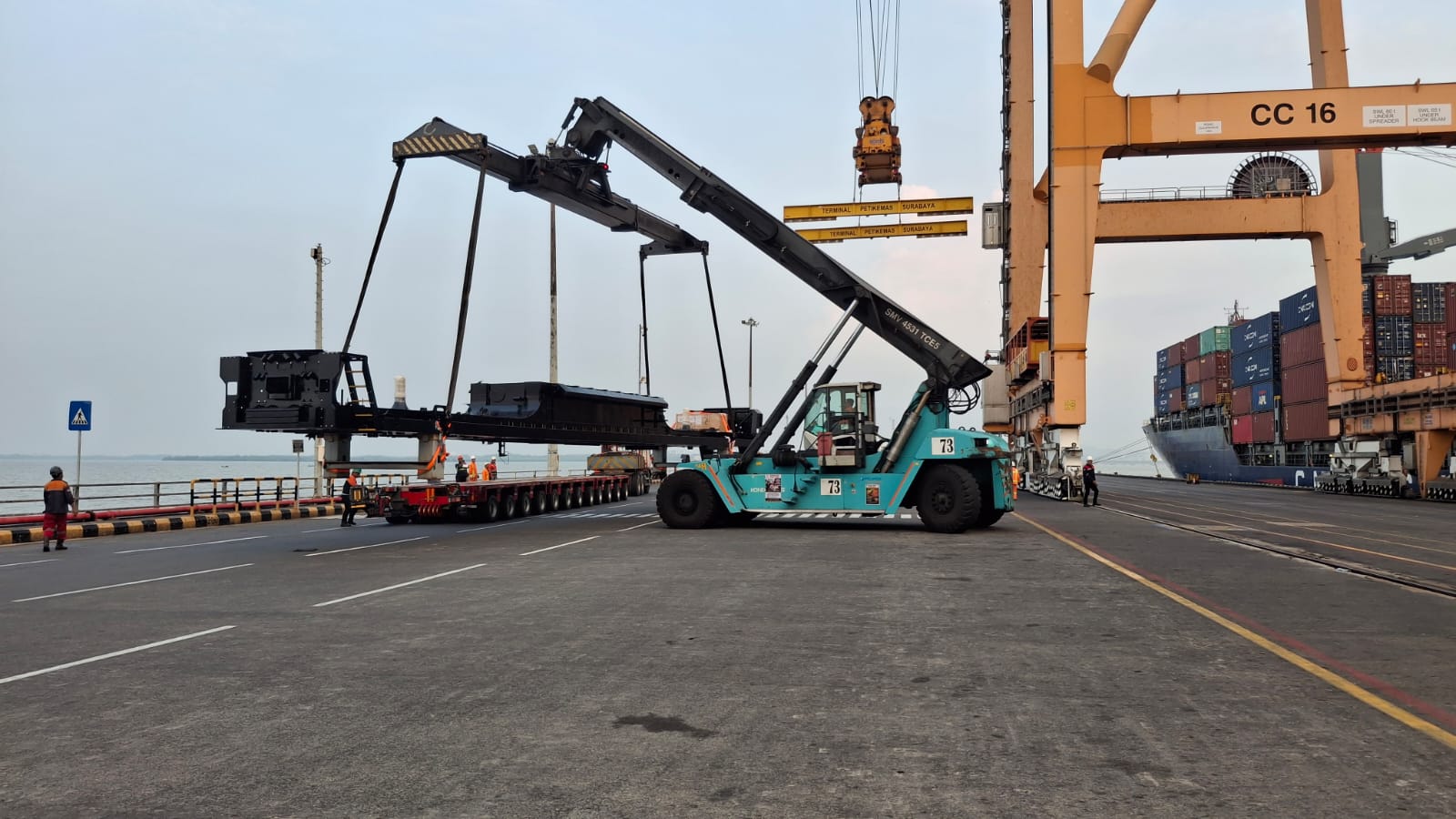 Proses-pemuatan-platform-lokomotif-INKA-dari-truk-akan-dinaikkan-ke-atas-kapal.jpeg