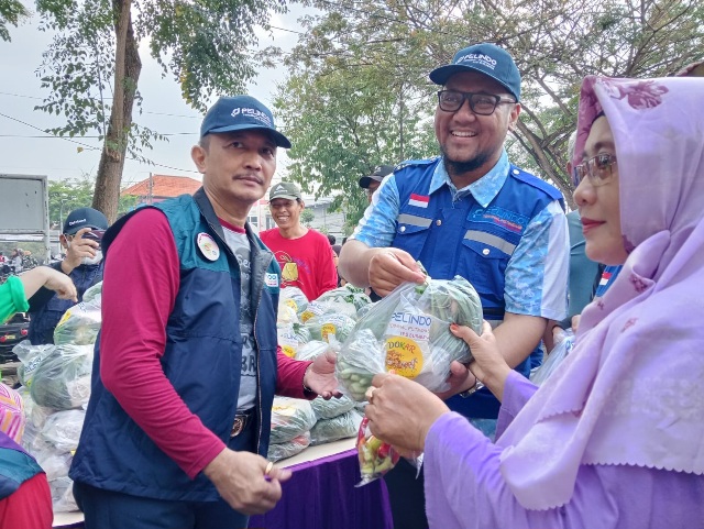 Manager-Komunikasi-Korporat-dan-Hukum-TPS-Adhi-Kresna-Novianto-memberikan-bantuan-secara-simbolis-kepada-warga-masyarakat-Pakal-Surabaya.jpeg