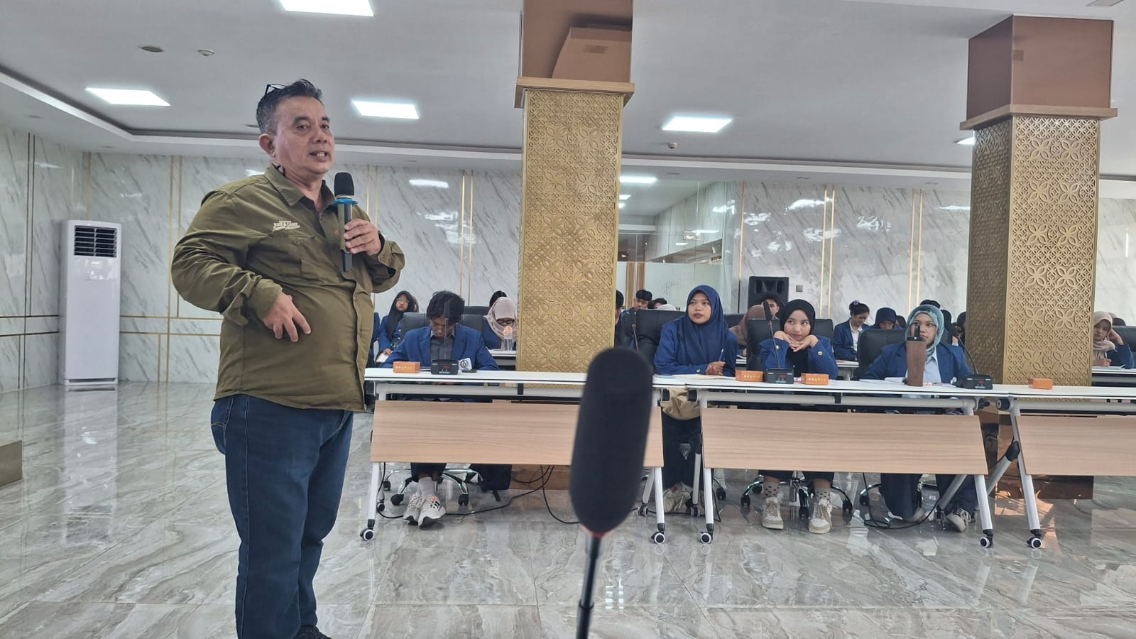 Muhammad-Deny-Assistant-Manager-Manajemen-Risiko-TPS-sedang-menyampaikan-materi-tentang-ISO-9001-dan-manajemen-risiko-kepada-mahasiswa-statistika-bisnis-ITS-.jpeg