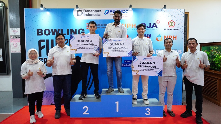 Penyerahan-Hadiah-Juara-Bowling-Fun-Games-2026-IPC-TPK-Partners-dari-Dewan-Direksi-dan-Manajemen-IPC-TPK.jpg