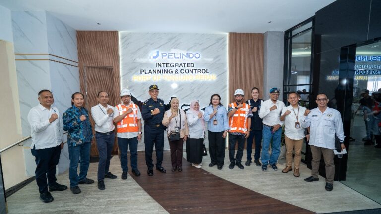 Foto-bersama-Asdep-Pengembangan-BUMN-Logistik-dan-Infrastruktur-Kemenko-Ekonomi-bersama-Pejabat-Pelindo-Group-dan-Bea-Cukai.jpg