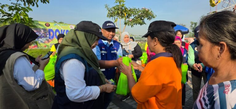 Humas-TPS-Ardiansyah-memberikan-paket-sayuran-Dokar-Dodolan-Koyok-Pasar-pada-Minggu-12-7-di-Kecamatan-Lakarsantri.jpg