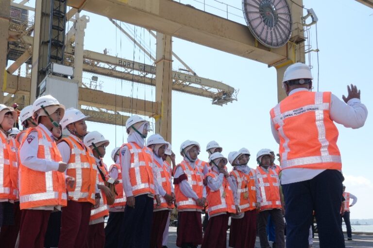 Peserta-Portground-mendapat-penjelasan-dari-petugas-saat-port-visit.JPG