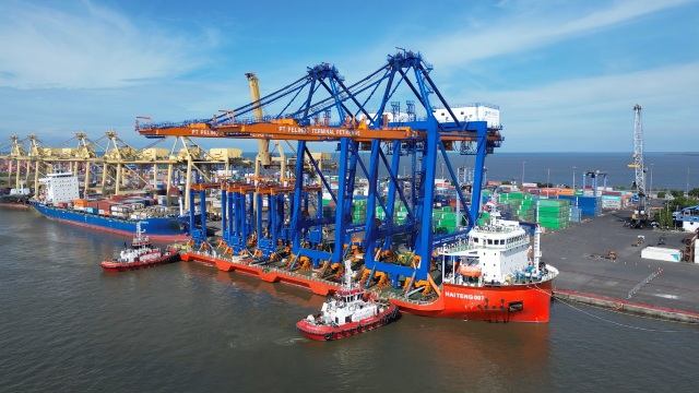 Proses-penyandaran-kapal-yang-membawa-4-unit-QCC-baru-di-dermaga-internasional-TPS-didorong-oleh-2-unit-kapal-tunda-milik-PMS.jpg
