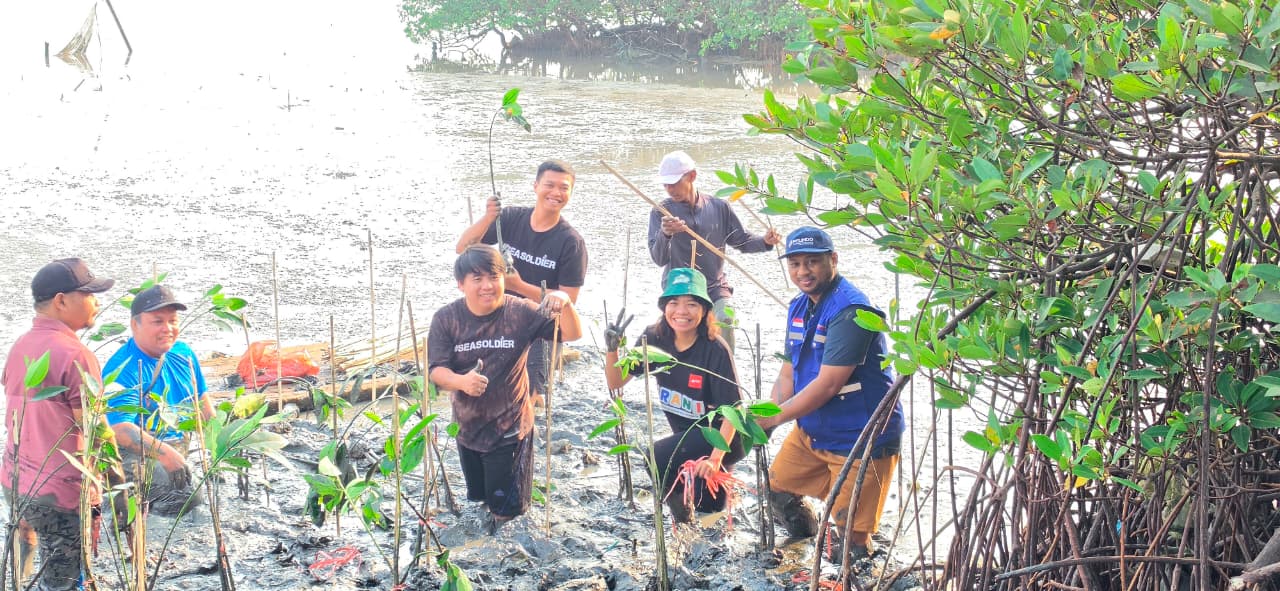 Ardiansyah-Humas-TPS-rompi-biru-bersama-Komunitas-Pecinta-Lingkungan-Hidup-melakukan-penanaman-mangrove-di-Tambak-Sarioso-Surabaya-pada-Sabtu-15-8.jpg