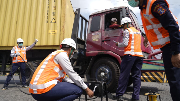 Dinas-Perhubungan-Kota-Surabaya-bekerja-sama-dengan-Pelindo-Regional-3-dan-Pelindo-Terminal-Petikemas-melakukan-uji-emisi-truk-pengguna-jasa-di-Terminal-Petikemas-Surabaya-Selasa-18-8.jpg