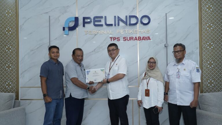 M.-Soleh-mewakili-manajemen-TPS-menerima-penghargaan-Wajib-Pajak-Teladan-2026-dari-Pemerintah-Kota-Surabaya-pada-Rabu-19-8-di-Pelindo-Place-Lantai-13-Surabaya.jpg