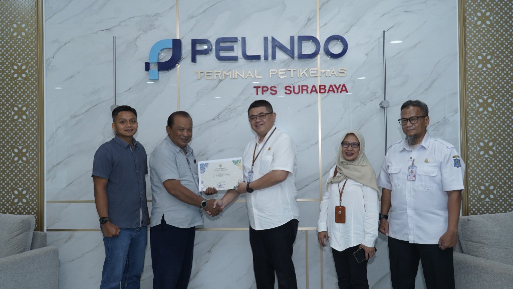 M.-Soleh-mewakili-manajemen-TPS-menerima-penghargaan-Wajib-Pajak-Teladan-2026-dari-Pemerintah-Kota-Surabaya-pada-Rabu-19-8-di-Pelindo-Place-Lantai-13-Surabaya.jpg