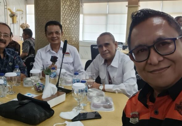Boy-G.-Rahman-Wakil-Ketua-GPEI-Jawa-Timur-bersama-Ketua-GPEI-Jawa-Timur-Isdarmawan-Asrikan-pada-sosialisasi-alat-pemindai-pada-Rabu-16-9-di-Ruang-Toba-TPS.jpg