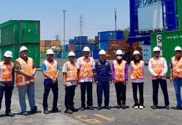 KSOP-UTAMA-TANJUNG-PERAK-TINJAU-KESIAPAN-E-RTG-BARU-DI-TERMINAL-PETIKEMAS-NILAM-1.jpg