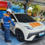 Penampakan-mobil-listrik-TPS-sedang-melakukan-charge-batterai-yang-charger-nya-juga-tersedia-di-TPS.jpg