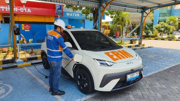 Penampakan-mobil-listrik-TPS-sedang-melakukan-charge-batterai-yang-charger-nya-juga-tersedia-di-TPS.jpg