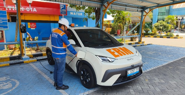 Penampakan-mobil-listrik-TPS-sedang-melakukan-charge-batterai-yang-charger-nya-juga-tersedia-di-TPS.jpg