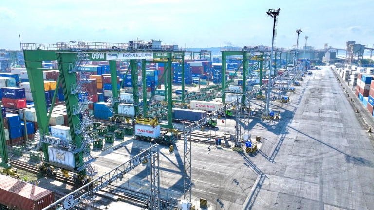 ARUS-PETIKEMAS-KIAN-RAMAI-TERMINAL-TELUK-LAMONG-TEMBUS-229-JUTA-TEUS-HINGGA-SEPTEMBER-2026-1.jpg