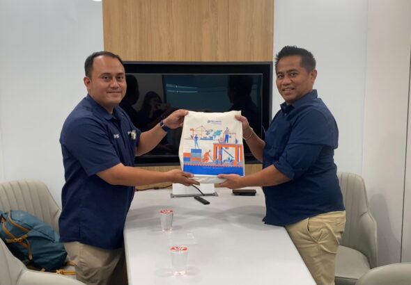 Teguh-Satriyo-Tim-Legal-TPS-sebelah-kiri-telah-melakukan-survey-kepuasan-pelanggan-terkait-pengelolaan-klaim-di-TPS-bersama-Junaedi-pengguna-jasa-dari-perusahaan-pelayaran-MSC.jpg