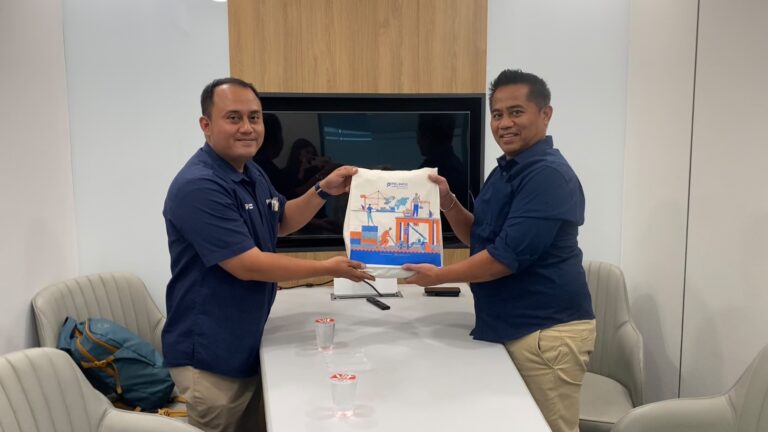 Teguh-Satriyo-Tim-Legal-TPS-sebelah-kiri-telah-melakukan-survey-kepuasan-pelanggan-terkait-pengelolaan-klaim-di-TPS-bersama-Junaedi-pengguna-jasa-dari-perusahaan-pelayaran-MSC.jpg